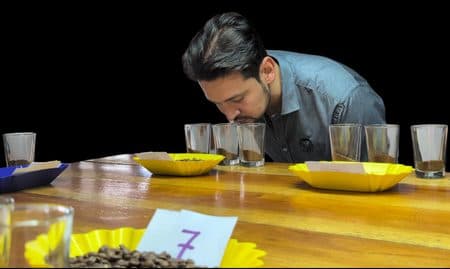 Especialistas del café de Colombia en una mesa de catación