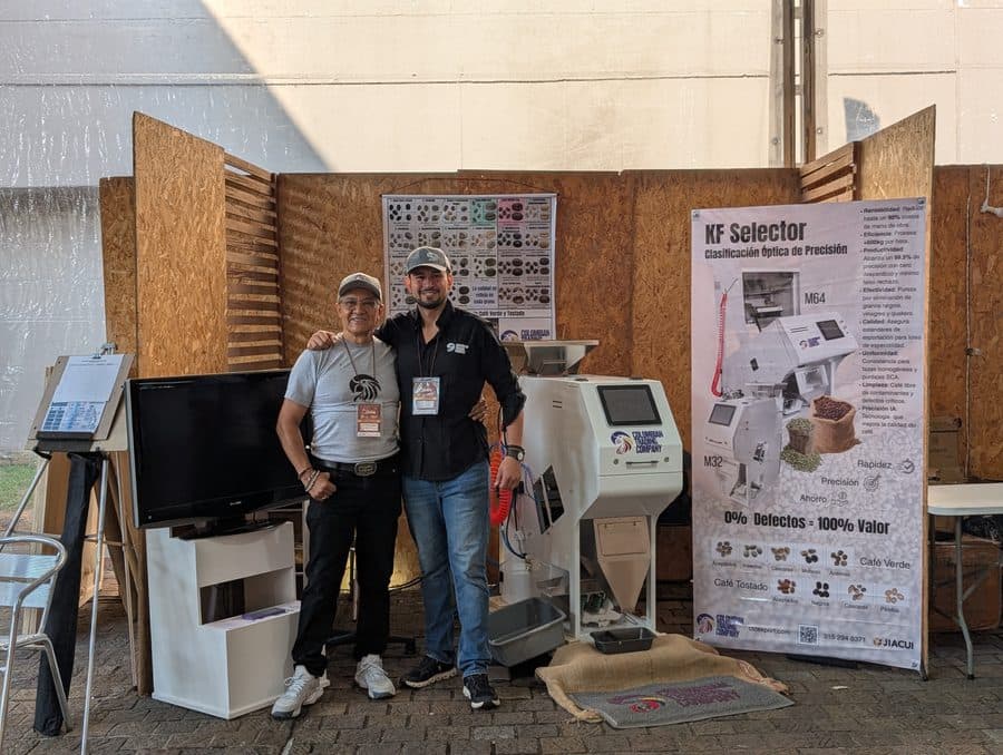 Gabriel padre e hijo, fundadores de CTC, en una feria de café